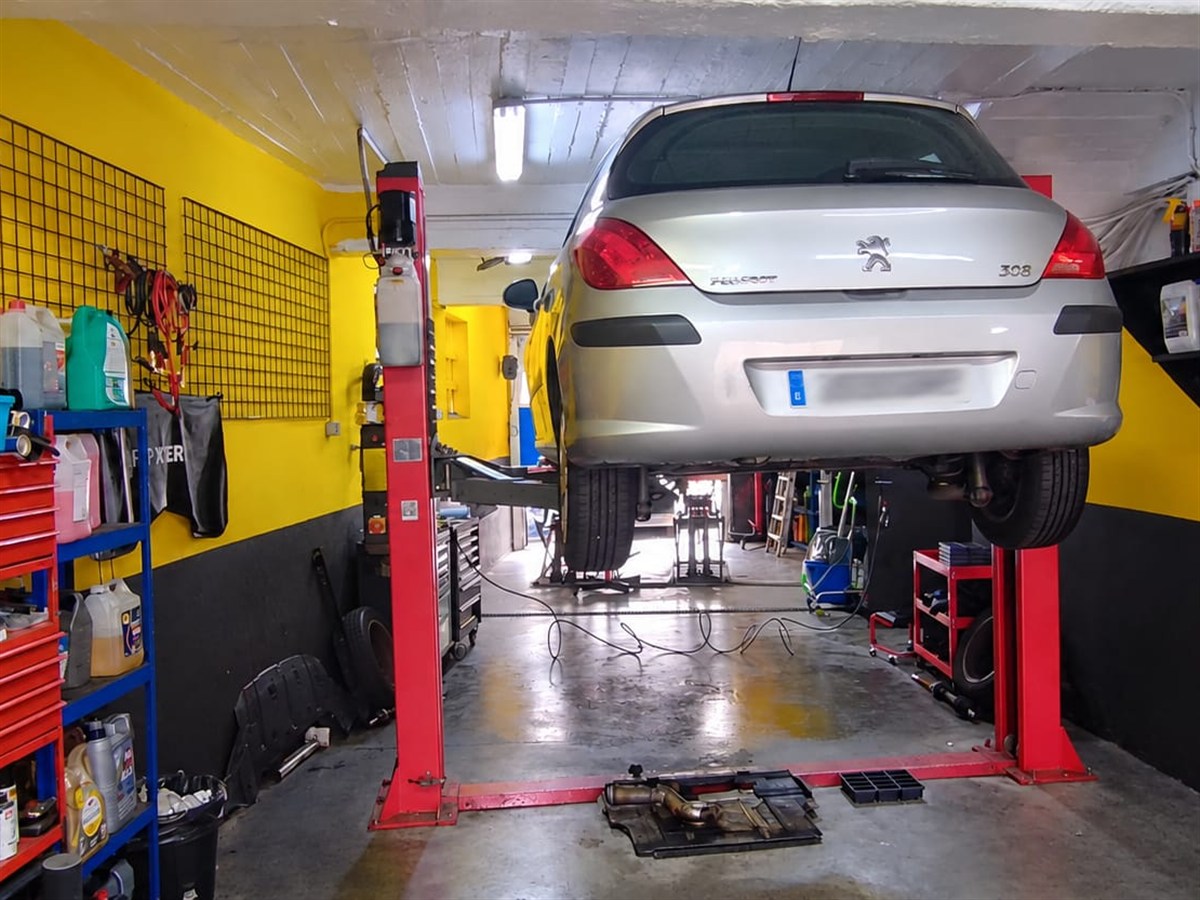 Taller Ã‘PS Sport - coche en el elevador